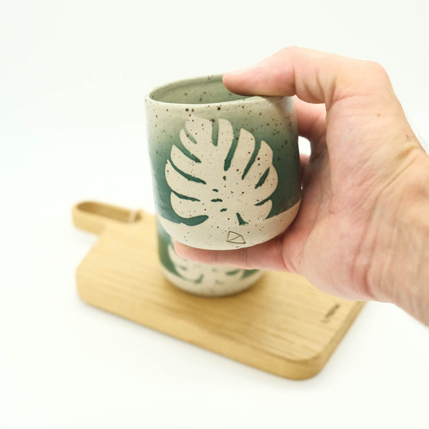 Kalíšek - L - Zelená - Monstera | ručně vyráběná designová keramika | VKUSE