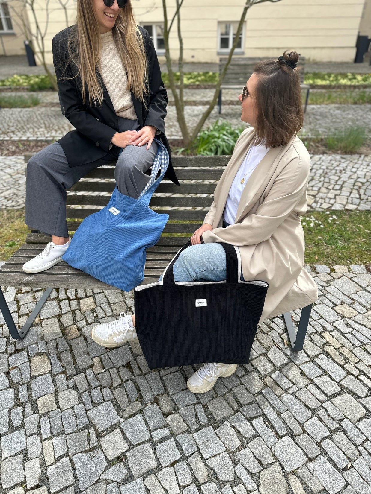 Manšestrová taška – Urban Black | ručně vyráběná designová keramika | VKUSE
