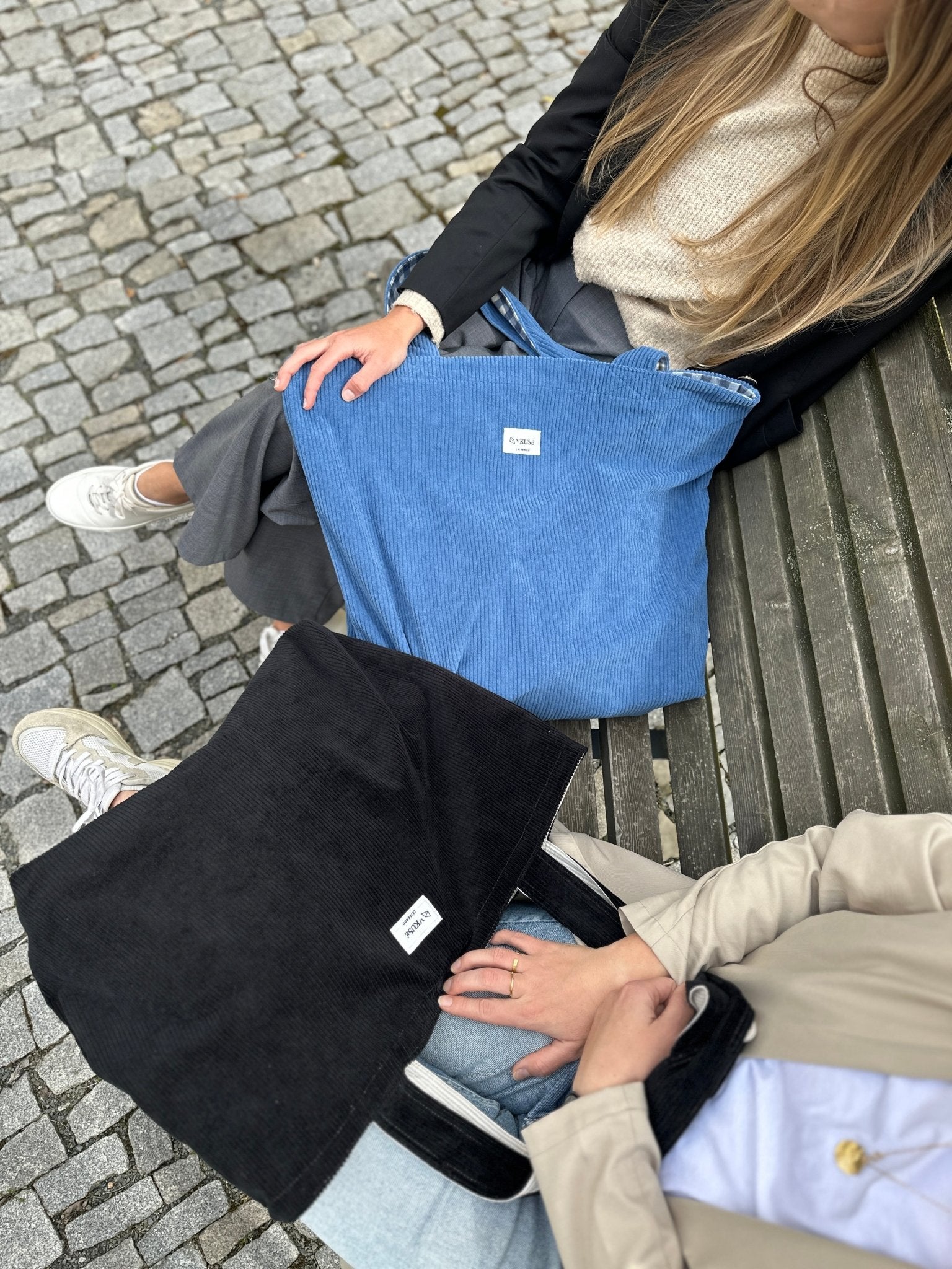 Manšestrová taška – Urban Black | ručně vyráběná designová keramika | VKUSE